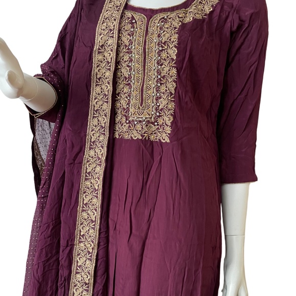 New, Purple Pajama Kameez with Gold Detail. Size: Medium - Picture 9 of 15